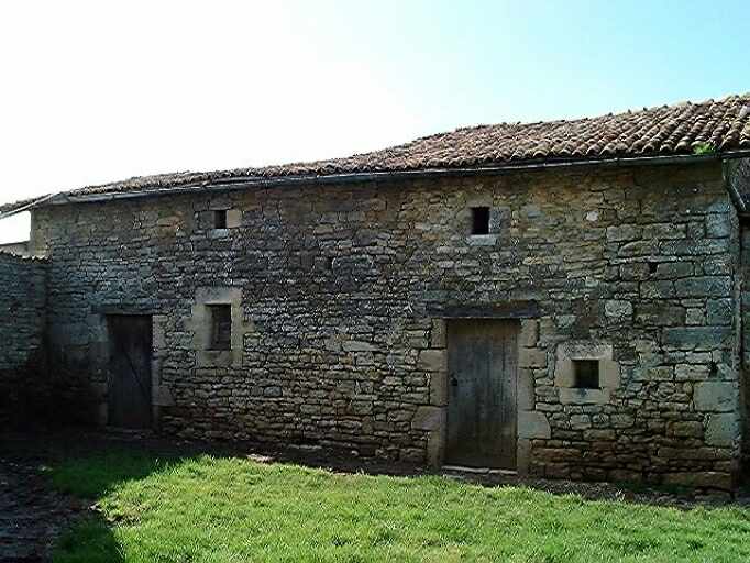 Ancien logis déclassé en dépendance agricole, élévation antérieure sud-est, vue prise de l'est.