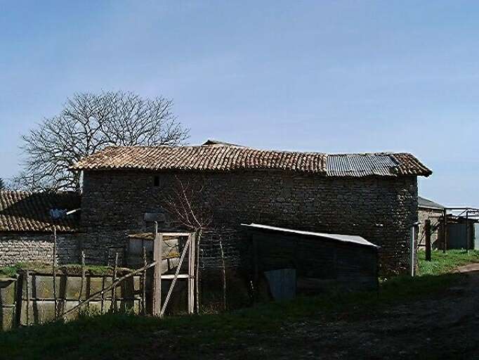 Ancien logis déclassé en dépendance agricole, élévation postérieure ouest, vue prise de l'ouest.
