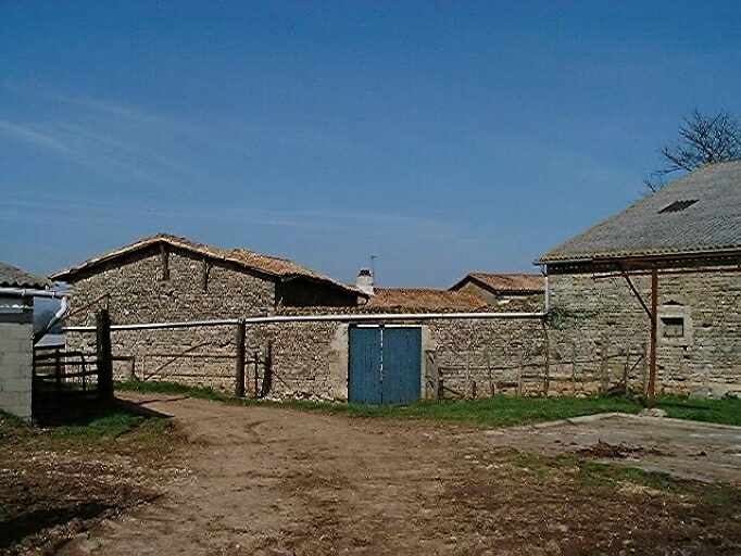 Ancien logis déclassé en dépendance agricole, élévation latérale sud, portail de la cour des dépendances agricoles et étable, vue prise de l'ouest.