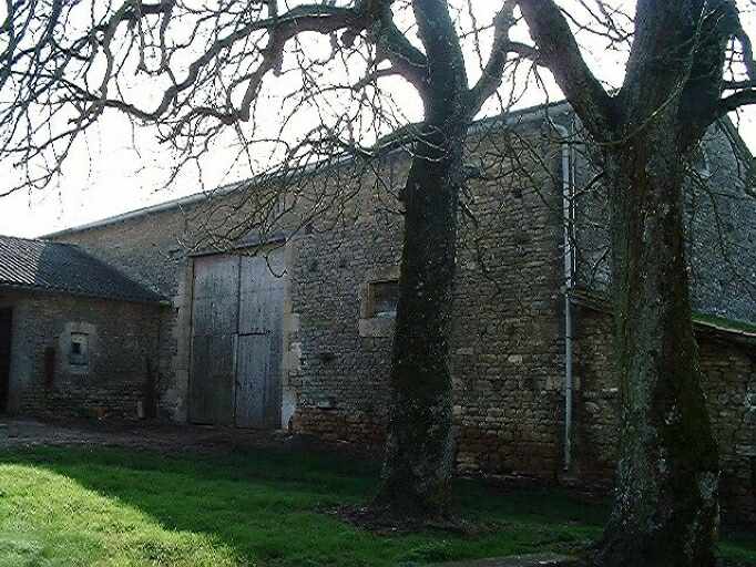 Dépendances agricoles, grange exhaussée, élévation est sur la cour du logis, vue prise du nord.