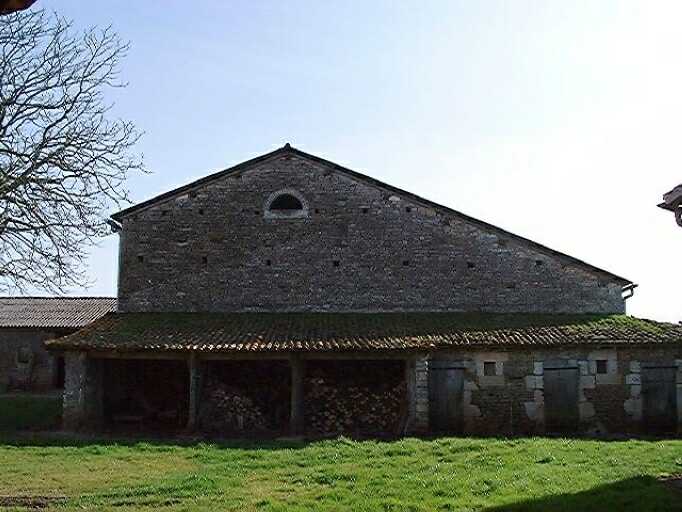 Dépendances agricoles, grange exhaussée et toits, élévation nord-ouest sur la cour du logis, vue prise du nord-ouest.