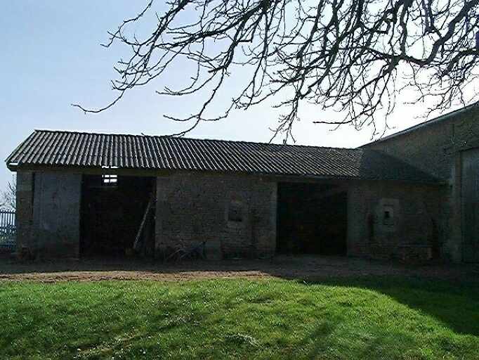 Dépendances agricoles, étables en retour d'équerre à la grange exhaussée, élévation sur la cour du logis, vue prise du nord.