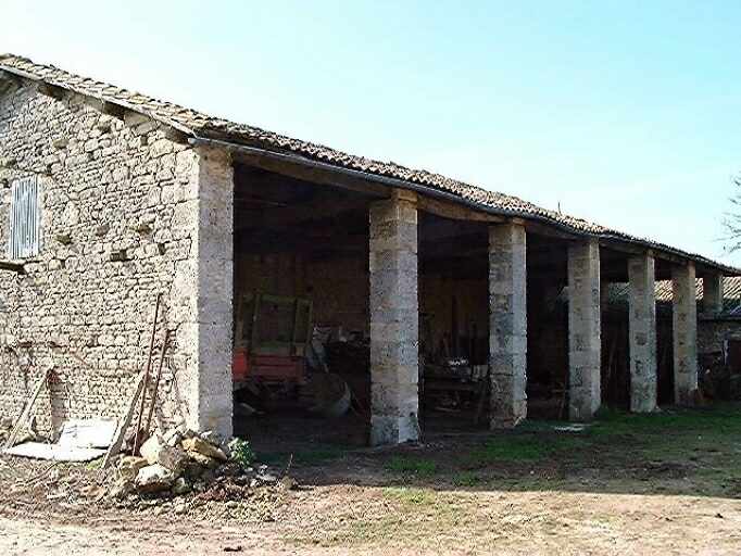 Dépendances agricoles, hangar à piliers maçonnés au sud, à l'entrée, vue prise du sud-est.