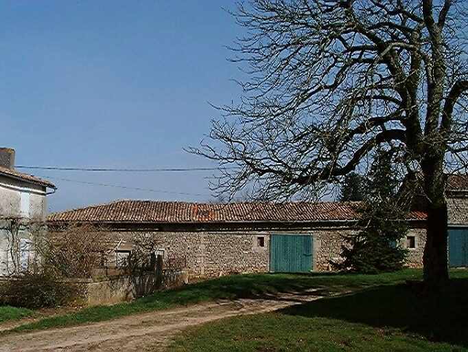 Dépendances agricoles, à l'est de la cour, écuries, vue prise de l'ouest.
