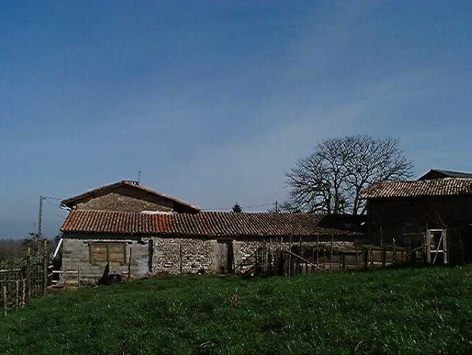 Dépendances agricoles, toits, à l'ouest, en retour d'équerre à gauche du logis, vue prise de l'ouest.