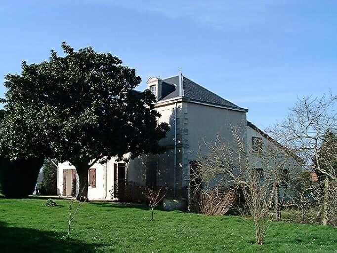 Logis et magnolia, vue prise du sud-est.