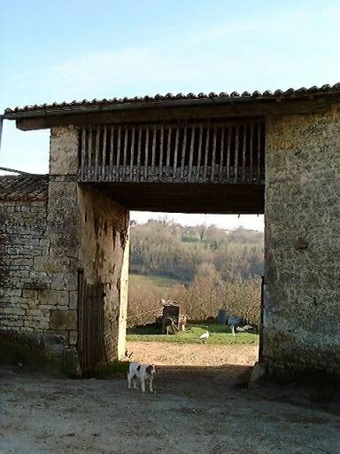 Passage couvert d'un séchoir à noix, vue prise du nord-ouest.
