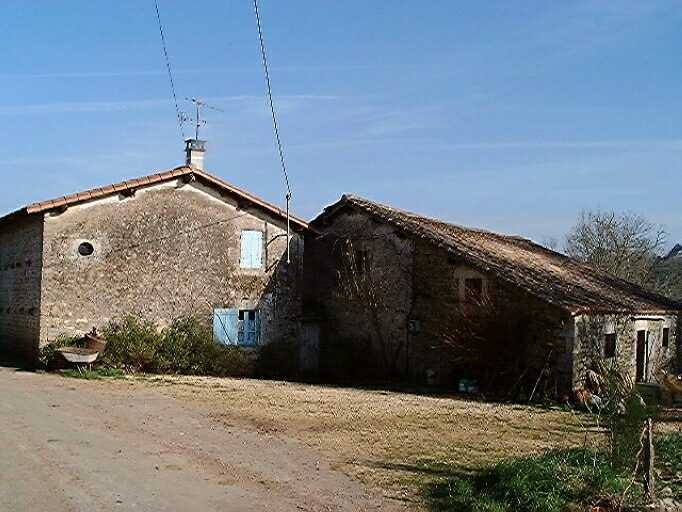 Logis, élévation latérale ouest et logis secondaire, élévation latérale nord, vue prise de l'ouest.