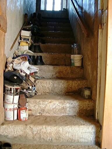 Logis principal, intérieur, escalier droit en pierre.