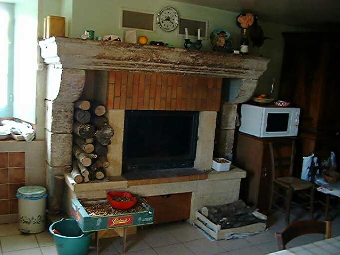 Logis principal, intérieur, pièce de gauche, cheminée non engagée de 205 cm de largeur.