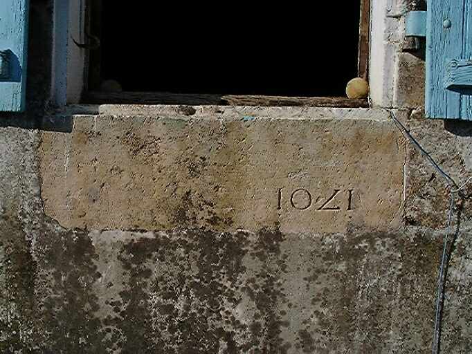 Logis principal, élévation antérieure, travée de droite, détail d'une pierre remployée datée 1701.