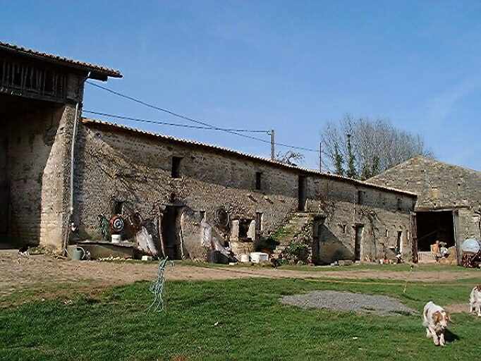 Dépendances, écuries et logement d'ouvrier agricole, construites après 1818 entre le passage couvert et la grange, élévation antérieure sur cour, vue prise du sud-ouest.