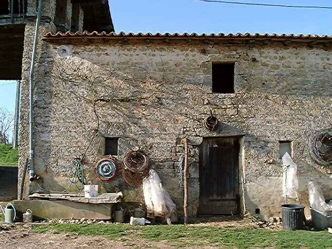 Dépendances, écuries et logement d'ouvrier agricole, élévation antérieure sur cour, travée de gauche.