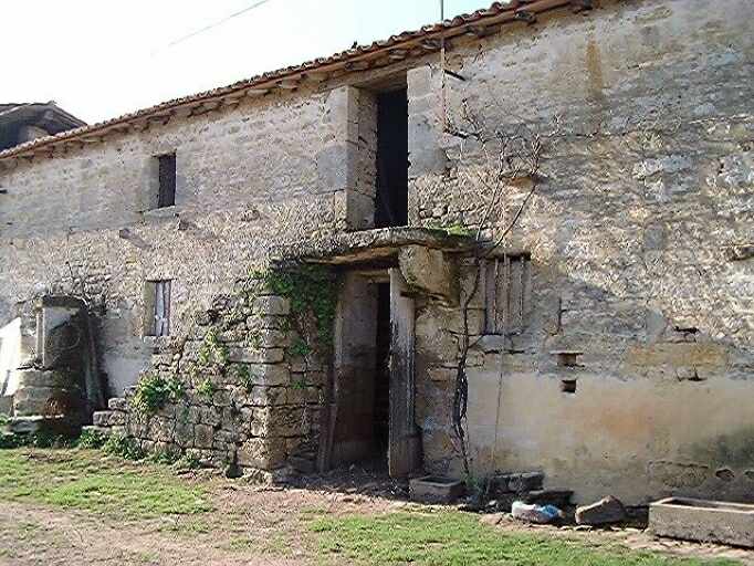 Dépendances, écuries et logement d'ouvrier agricole, élévation antérieure sur cour, travée centrale et escalier en pierre accolé.