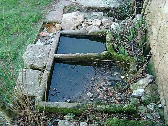 Abreuvoir ou timbre à deux bassins installé au pied de l'escalier d'accès en pierre du logis secondaire à proximité de l'entrée de la cave.