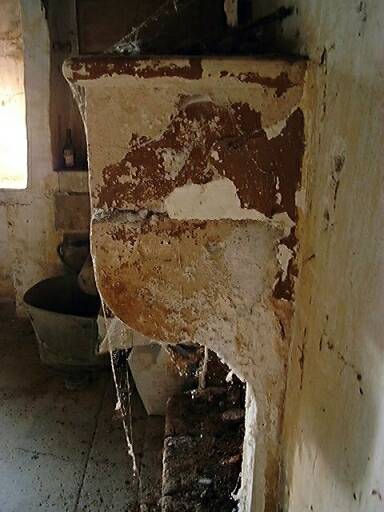 Logis, intérieur, cheminée, détail du profil.