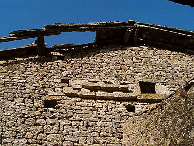 Dépendances, grange-étable, élévation sud, détail du pignon débordant et de la partie gauche des trous de boulin.