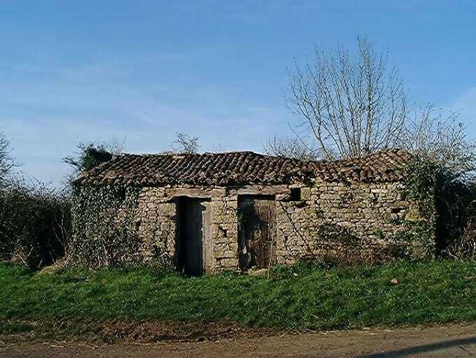 Dépendances au nord du chemin, toit et poulailler, vue prise du sud.