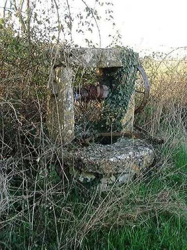Puits avec roue au nord du chemin.