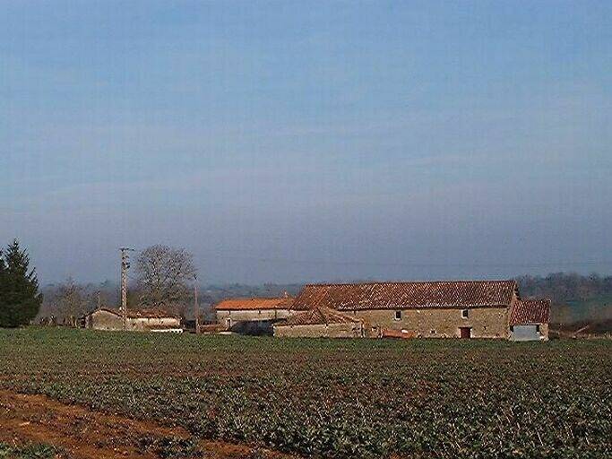 Vue de l'ensemble dans son site, prise de l'ouest.
