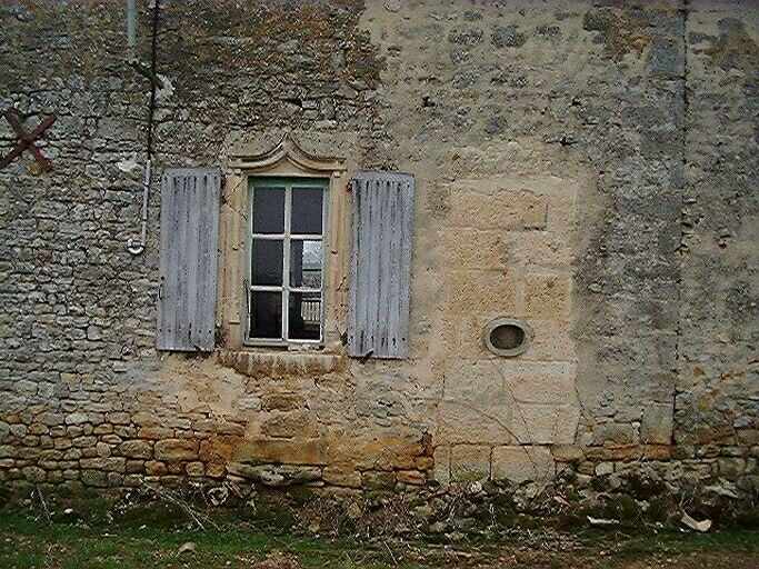Logis, élévation postérieure, détail d'une baie avec linteau en accolade et encadrement mouluré.