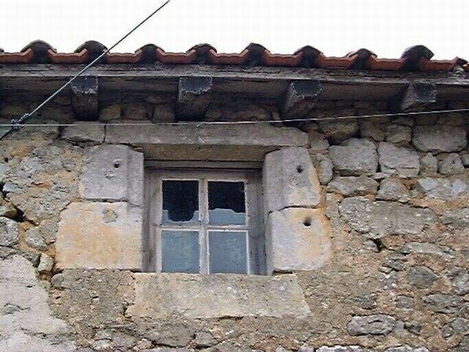 Logis, élévation postérieure, détail d'une baie de comble faite avec des pierres à cavet remployées.