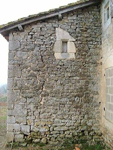 Logis, élévation postérieure, bâtiment en avant-corps appelé cave, élévation nord percée d'une petite baie chanfreinée.
