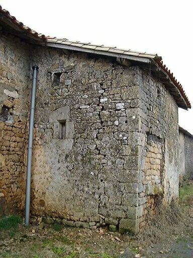 Logis, élévation postérieure, bâtiment en avant-corps appelé cave, élévation sud percée d'une petite baie chanfreinée.