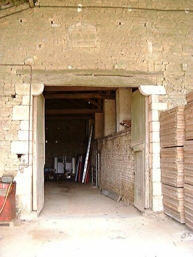 Dépendances, grange-étable-hangar, accès à la grange sous le hangar.