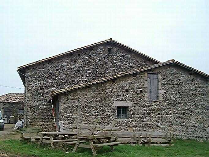 Dépendances, grange-étable-hangar, élévation postérieure sud, vue prise du sud.