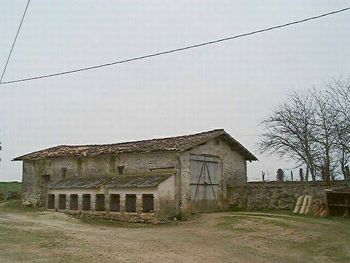 Dépendances, grange-étable et toits au nord de la cour, vue prise du sud-est.