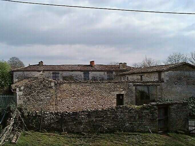Vue prise de l'ouest depuis le fenil au-dessus de l'étable (ancienne église ?).
