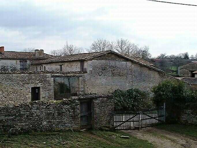 Vue de la partie sud-ouest prise de l'ouest depuis le fenil au-dessus de l'étable.