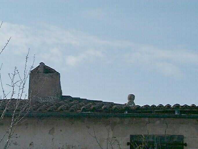 Elévation est, détail d'un épi de faîtage en pierre en forme de bouchon de champagne.