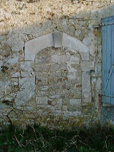 Logis, élévation ouest, détail d'une porte murée.