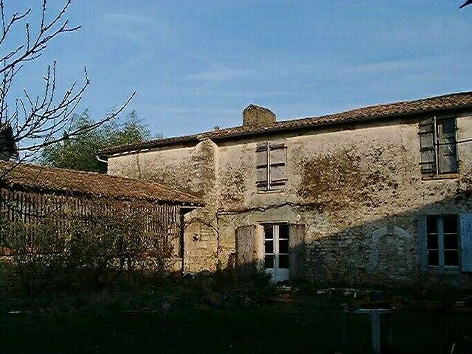 Elévation ouest du logis, partie gauche (nord) et le hangar en retour d'équerre.