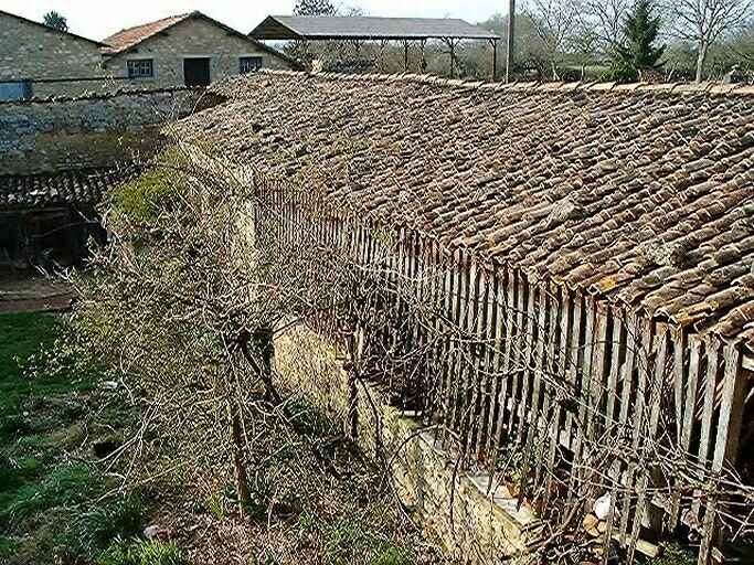 Vue du hangar en retour d'équerre, élévation sud sur cour, vue prise d'une fenêtre de l'étage du logis.