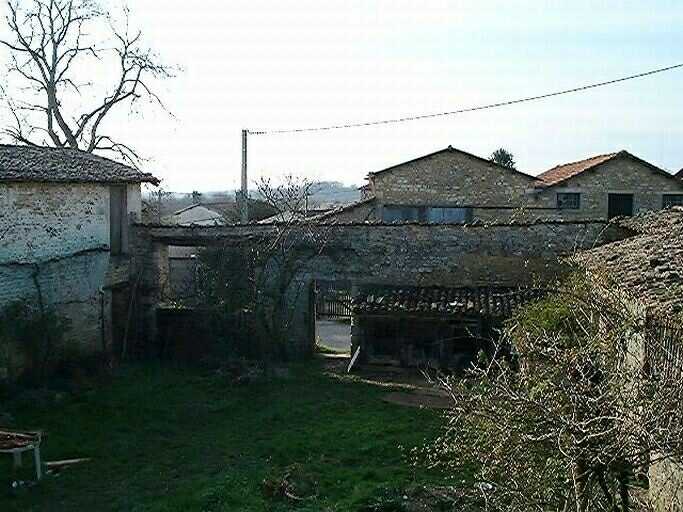 Vue de la cour d'entrée du logis, vue prise d'une fenêtre de l'étage du logis.