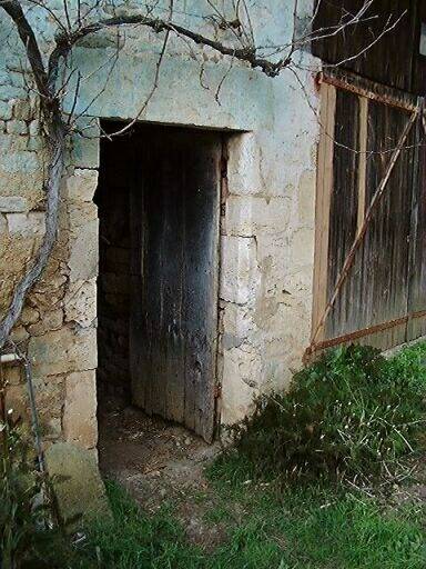 Elévation est du bâtiment sud-ouest, porte à encadrement droit chanfreiné.