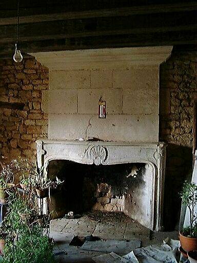 Logis, rez-de-chaussée, pièce au nord, vue de la cheminée engagée de 44 cm et d'une largeur de 193 cm.