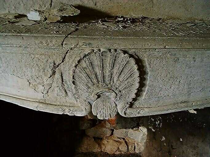 Logis, rez-de-chaussée, pièce au nord, cheminée ornée d'une coquille stylisée.
