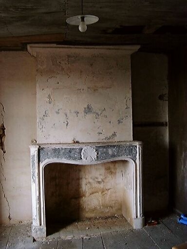 Logis, étage, chambre au nord, cheminée engagée de 10 cm d'une largeur de 166 cm.