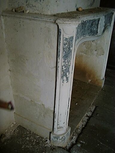 Logis, étage, chambre au nord, cheminée, profil.