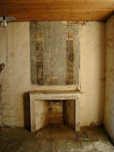 Logis, étage, chambre, cheminée engagée de 35 cm et d'une largeur de 124 cm avec une ouverture de 97 cm.