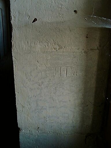 Logis, étage, date gravée (1724).