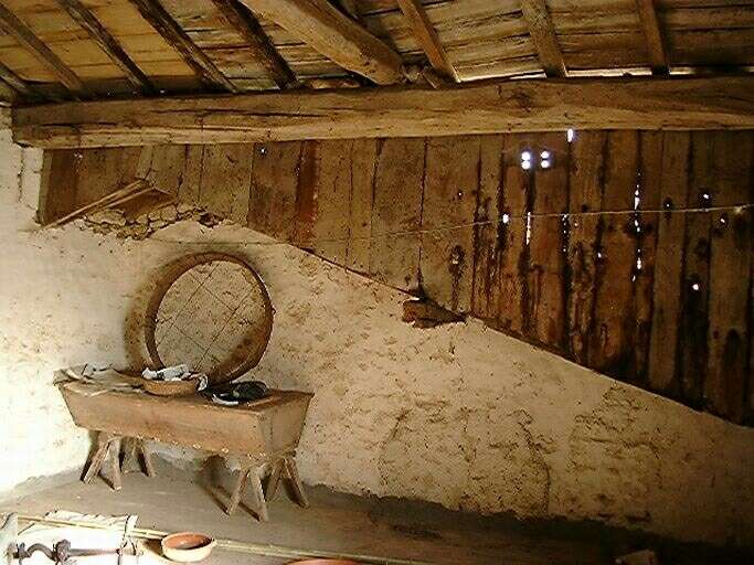 Logis, partie sud, étage, grenier dans le prolongement du couloir, mur est.