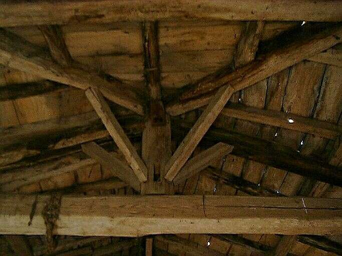 Logis, partie sud, étage, grenier dans le prolongement du couloir, charpente, détail d'un poinçon.