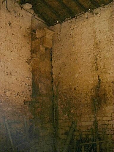 Bâtiment sud-ouest, intérieur, élévation sud, vestiges d'une cheminée monumentale d'une salle haute.