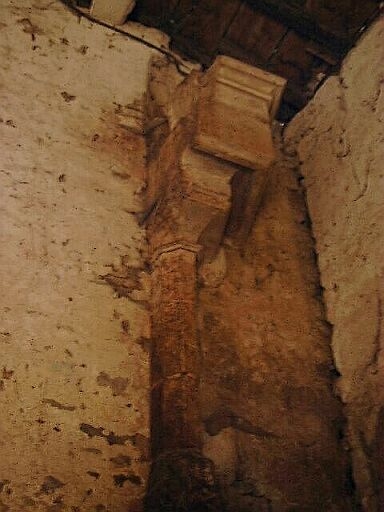 Bâtiment sud-ouest, vestiges d'une cheminée monumentale, détail du jambage polygonal et du corbeau mouluré.