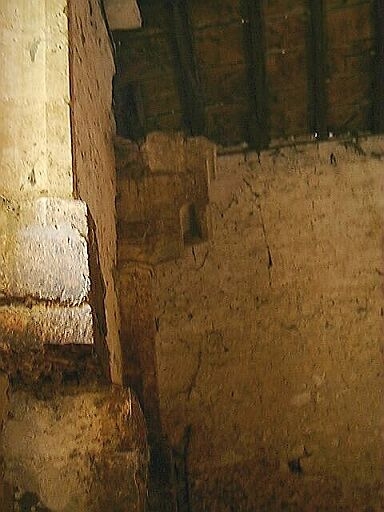 Bâtiment sud-ouest, vestiges d'une cheminée monumentale, profil intérieur du corbeau ayant supporté une hotte.
